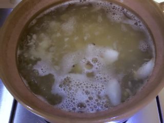 百合马蹄绿豆汤,改用小火，加入百合和马蹄，煲至绿豆开花百合破烂