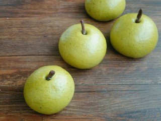 青苹果馒头,少许可可粉面粉加水和成光滑的面团，然后挫条用平底锅烙熟做果茎装饰