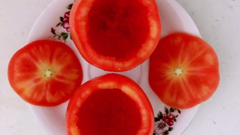 颜值爆表的  松仁玉米番茄盅,番茄盅做好了，放在微波炉中加热1分钟