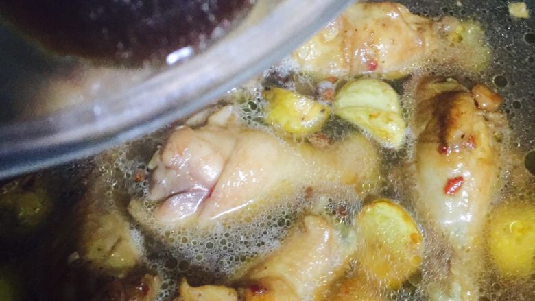食肉者的幸福——板栗烧小鸡腿（鸡翅根）,将腌制鸡翅根用的剩余调料倒入锅中