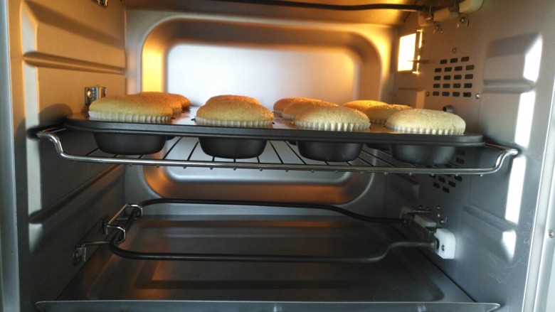 黄瓜海绵纸杯蛋糕,放入预热好的烤箱中层上下火140度，烘烤20分钟