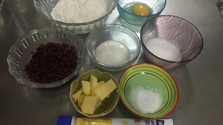 炼奶蔓越莓吐司 中种法,发酵好的面团回温20分钟
准备好所有主面团的材料