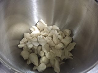 炼奶蔓越莓吐司 中种法,将回温后的中种面团剪成小块放入搅拌桶（或者面包桶）