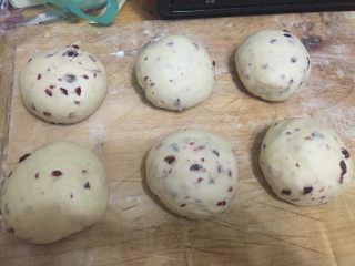 炼奶蔓越莓吐司 中种法,揉好的面团，用电子秤均匀分成6份（我做的是两个三峰吐司）盖保鲜膜静置25分钟