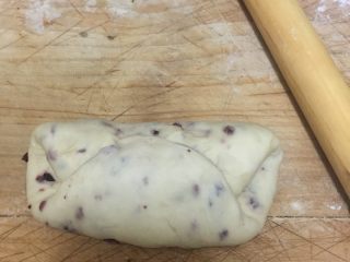 炼奶蔓越莓吐司 中种法,上下的面饼往中间折。