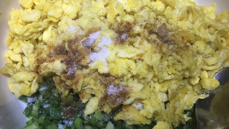 韭菜盒子,煎好的鸡蛋放入韭菜中 用盐 十三香 酱油 搅拌均匀