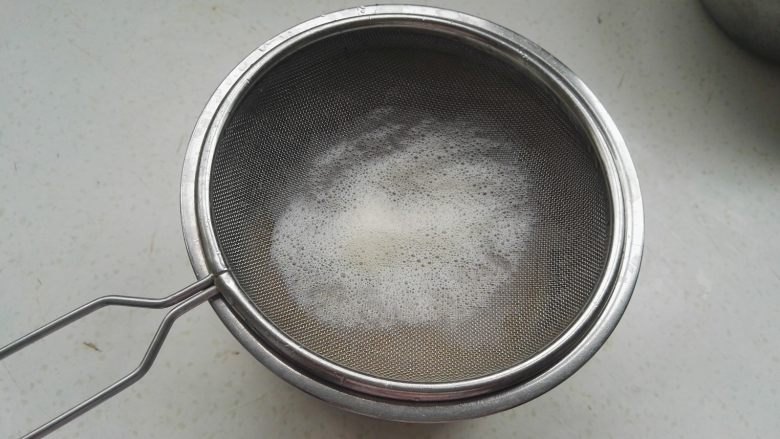 炼乳蛋挞, 用滤网过筛。