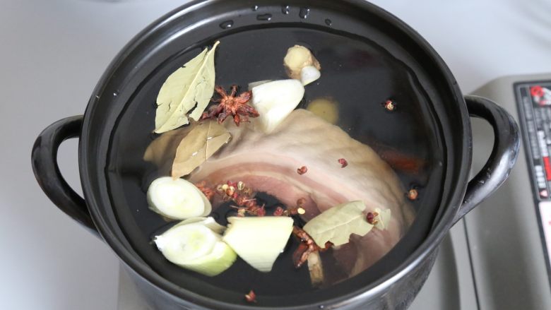 传统秘制 梅干菜扣肉,大火煮开后，转小火煮30分钟，至肉熟透。