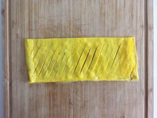 沙拉花束,用刀在蛋皮里面划斜道，注意千万不要划断，斜道的粗细不一样，出来的效果也略有不同，可以随意尝试
