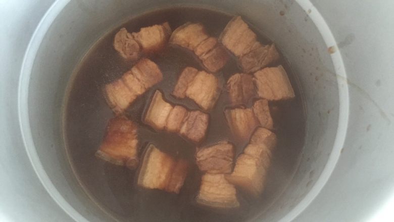 红烧肉㸆葱,转移战场，放入高压锅里，加盖高压锅压10分钟即可。