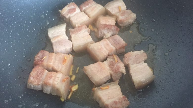 红烧肉㸆葱,然后加入肉块煸至两面微黄。