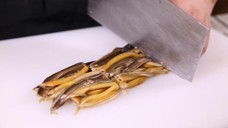 响油鳝丝配葱油拌面,鳝鱼切段约6厘米长