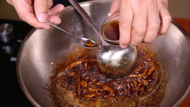 响油鳝丝配葱油拌面,麻油和红油提色
