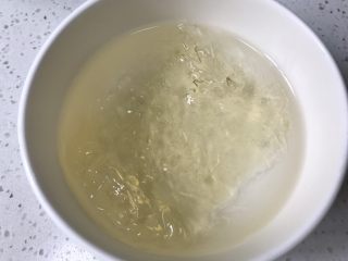 抹茶冰激凌夹心曲奇,吉利丁片用冰水泡软，放入冰箱冷藏待用。