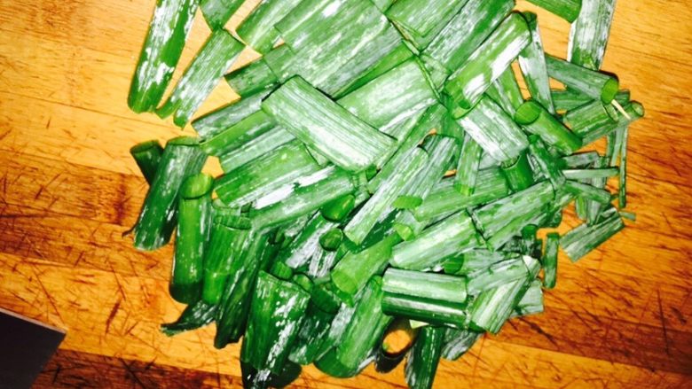 葱油豆角焖饭,葱叶切段