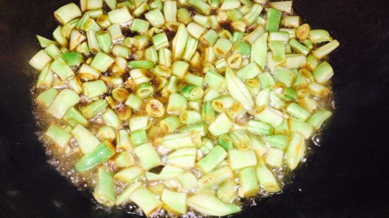 葱油豆角焖饭,加入热水，汤汁刚好浸过豆角，盖盖小火焖煮8分钟