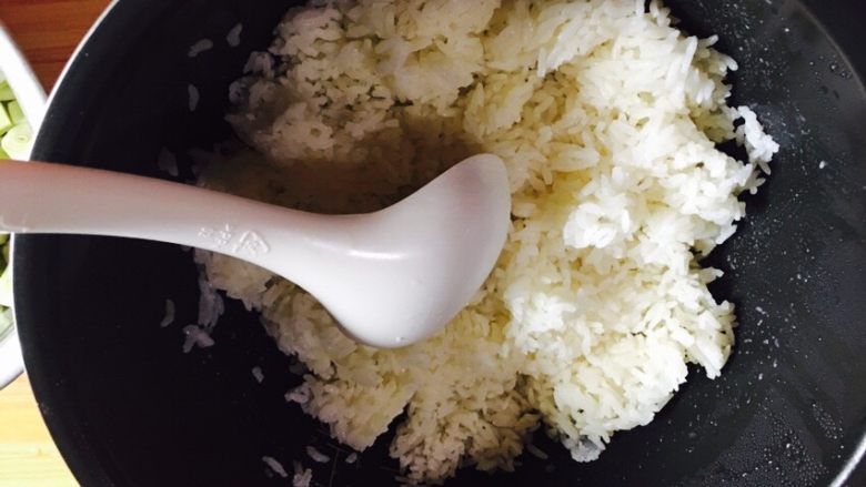葱油豆角焖饭,米饭用饭勺打散待用