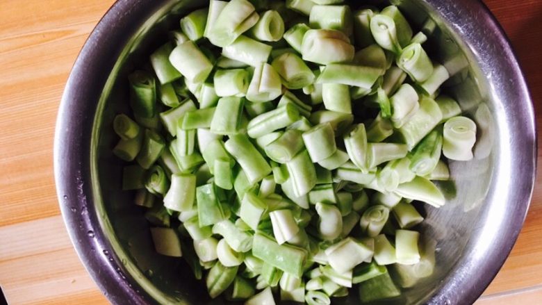 葱油豆角焖饭,豆角洗净切小段