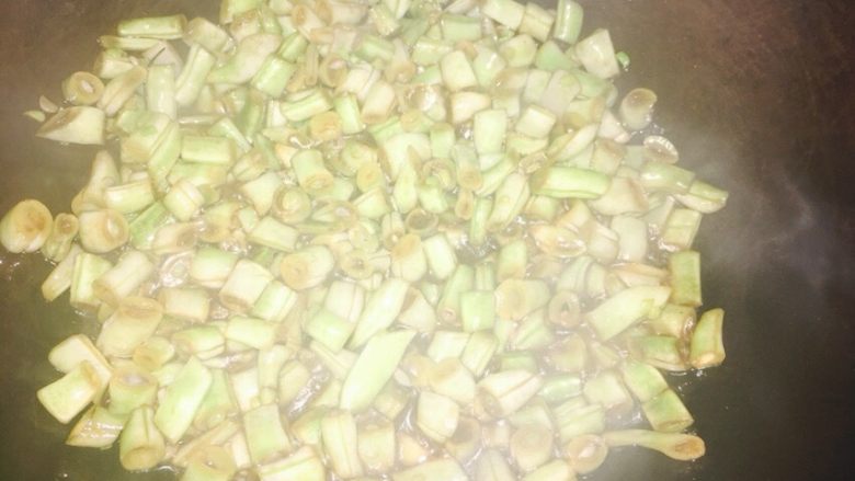 葱油豆角焖饭,开盖看汤汁减少豆角八成熟