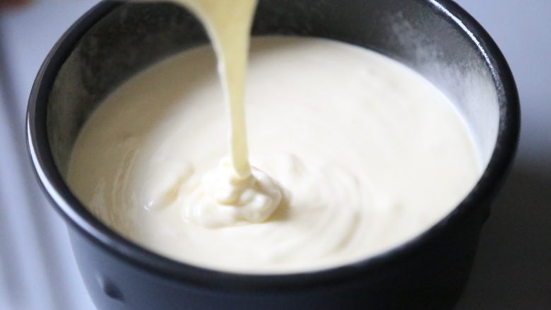 轻乳酪蛋糕,将搅拌均匀的面糊倒入模具。烤箱180度预热。