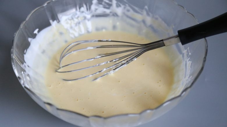 轻乳酪蛋糕,蛋黄搅拌均匀。