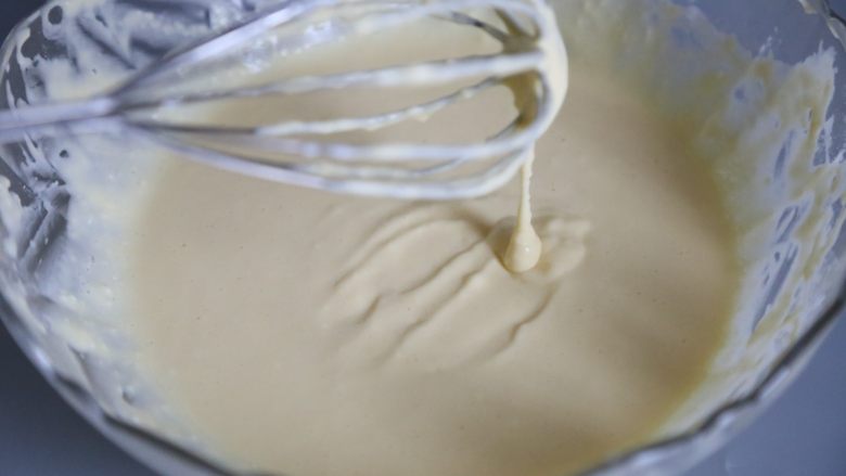 轻乳酪蛋糕,翻拌、之字形搅拌均匀。
不可打圈或过度搅拌，以免面粉生筋。