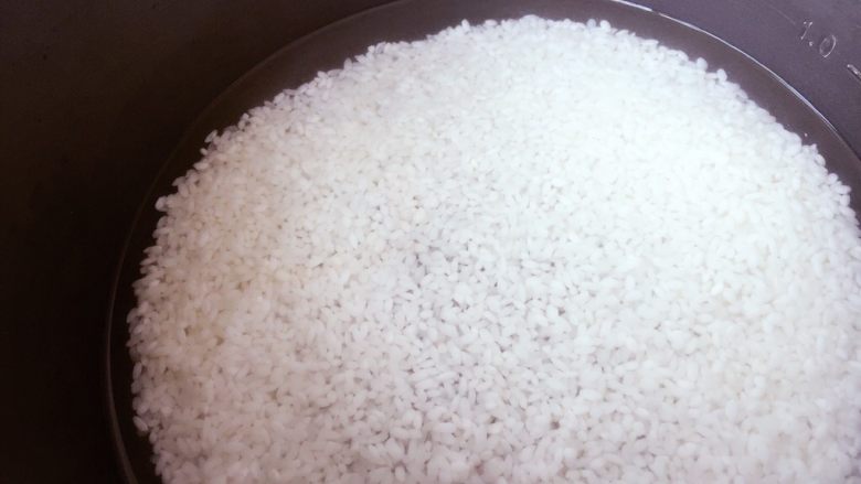 金毛肉松卷,把米放进电饭锅，按照米：水为1:1的比例倒进纯净水。或者用食指放在水平面，只要水超出食指的第一个关节就可以。