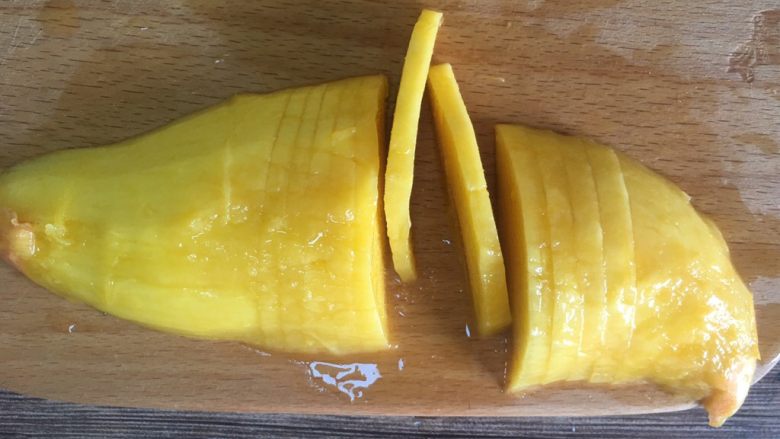泰式芒果糯米饭【coconut sticky rice with mango】,一个竖着切 一个横着切