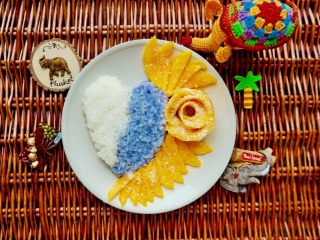 泰式芒果糯米饭【coconut sticky rice with mango】,白色代表纯洁的沙子 蓝色代表海洋 黄色代表热带的太阳 一边吃一边感受热带风情