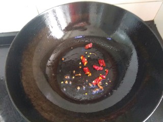 干煸豆角,锅里油倒出，剩少许底油，爆香花椒，辣椒