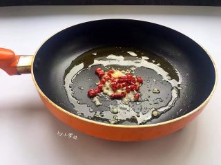 酸菜炒肉末～附上酸菜制作方法！,锅中烧油，大蒜拍碎与辣椒段同放锅里爆香。