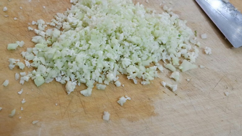 缤纷无米蛋炒饭,然后把“米”切好。没错，没什么悬念，就是白菜花替代了大米。