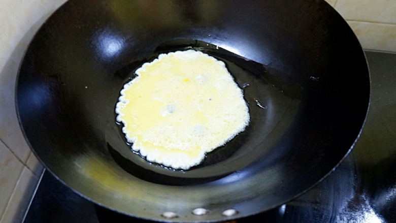 缤纷无米蛋炒饭,鸡蛋加少许水打散热锅凉油下锅