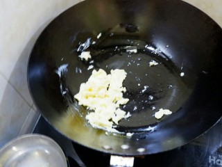 缤纷无米蛋炒饭,快速拨散，滑熟，甚至可以八分熟出锅。以保证鸡蛋滑嫩。