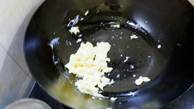 缤纷无米蛋炒饭,快速拨散，滑熟，甚至可以八分熟出锅。以保证鸡蛋滑嫩。