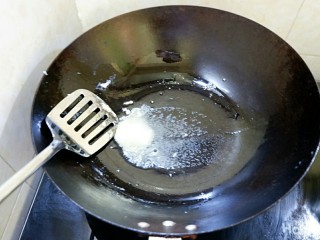 缤纷无米蛋炒饭,锅里放适量黄油。用黄油不用植物油是因为黄油的香味跟菜花很配。木有黄油或者不想用黄油用植物油一样的。
