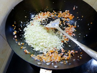 缤纷无米蛋炒饭,然后放入香肠丁和菜花米