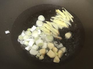 超下饭的油爆花蛤,锅内加少许油，依次放入姜丝、蒜块、大葱圈，爆香