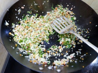 缤纷无米蛋炒饭,翻炒八分熟时放入青菜，并放盐调味儿