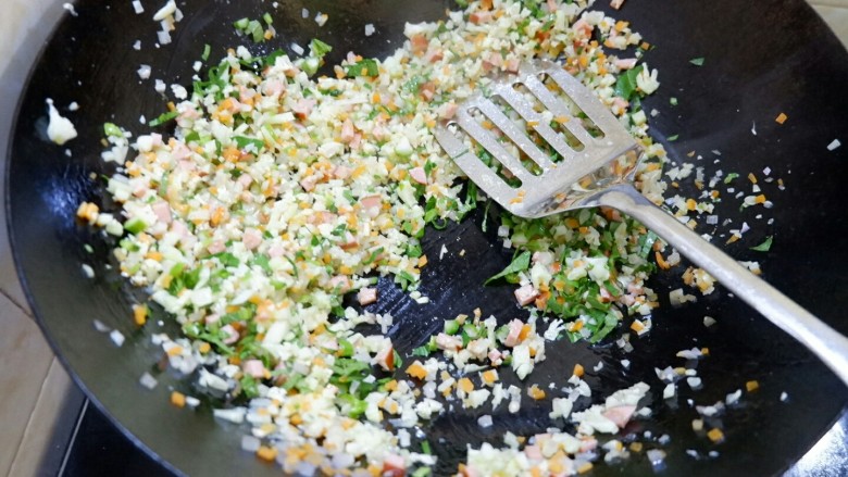 缤纷无米蛋炒饭,翻炒八分熟时放入青菜，并放盐调味儿