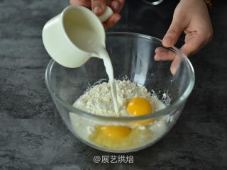 【烘焙食谱】芒果班戟 │展艺烘焙,先将班戟粉鸡蛋和纯牛奶一起倒大碗里，用手动打蛋器一起搅拌均匀