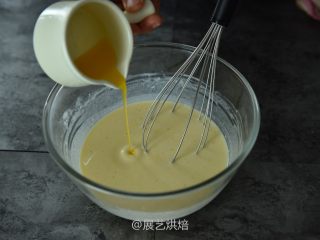 【烘焙食谱】芒果班戟 │展艺烘焙,然后黄油隔热水融化成液态状再倒入面糊碗里一起搅拌均匀