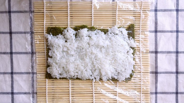 金毛肉松卷,在米饭上铺上一层保鲜膜