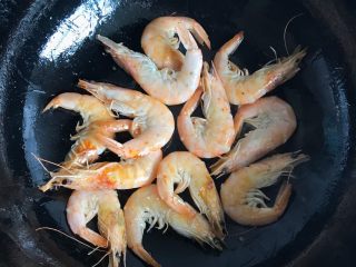 香辣虾,锅中放适量的油，把虾放进去煸炒至发红，表面有点脆