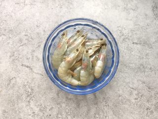 香辣虾,食材准备：厄瓜多尔白虾解冻洗净备用