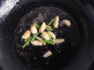 香辣虾,用锅里的底油，把蒜瓣和葱段爆香