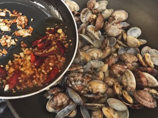 超下饭的油爆花蛤,开锅盖，把酱汁浇进花蛤里，翻炒均匀。我