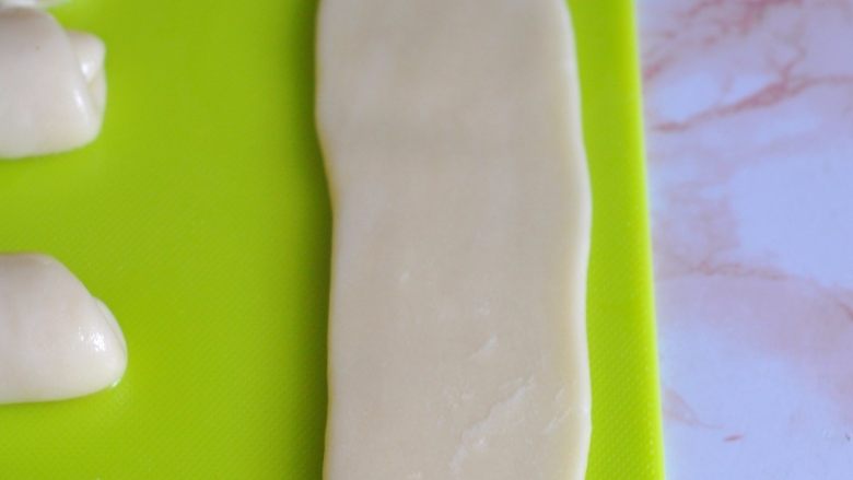 香芋蛋黄酥,取一个面条，再次擀卷，这次擀得比较长，由上至下卷起，盖上保鲜膜静置15分钟。