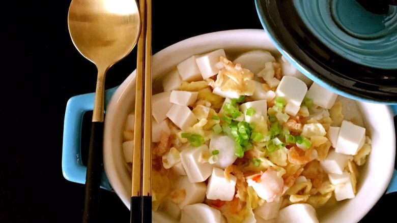 海鲜豆腐煲,起锅以后，洒上葱花，再盖上盖子闷2分钟。