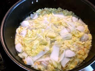 海鲜豆腐煲,再放入长白菜继续煮，5分钟后，直到白菜煮熟。